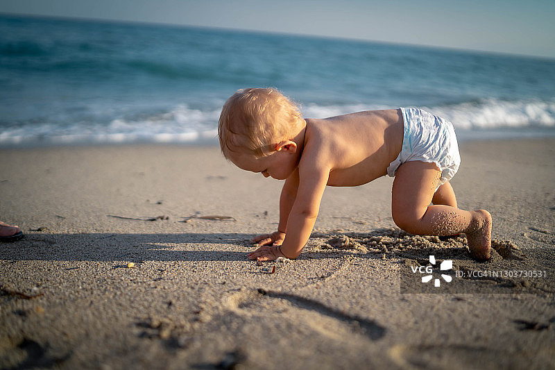 宝宝在海滩玩耍图片素材