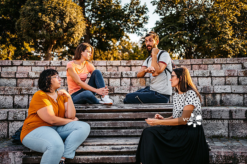 朋友们用手语交流图片素材