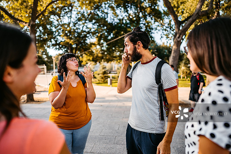 朋友们用手语交流图片素材