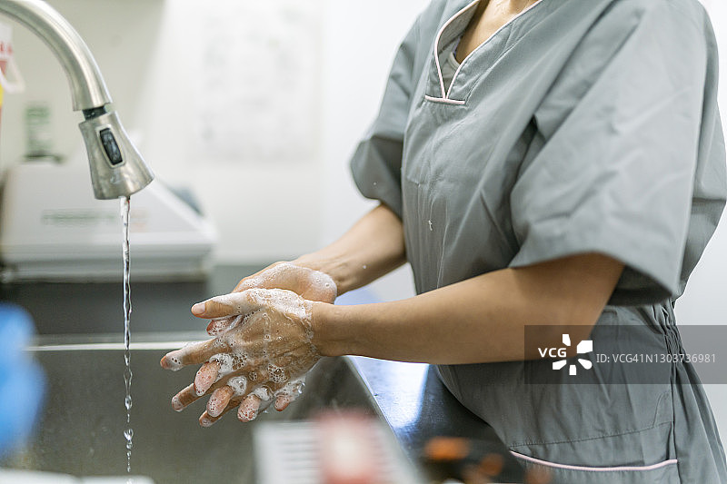 医疗专业人士洗手图片素材