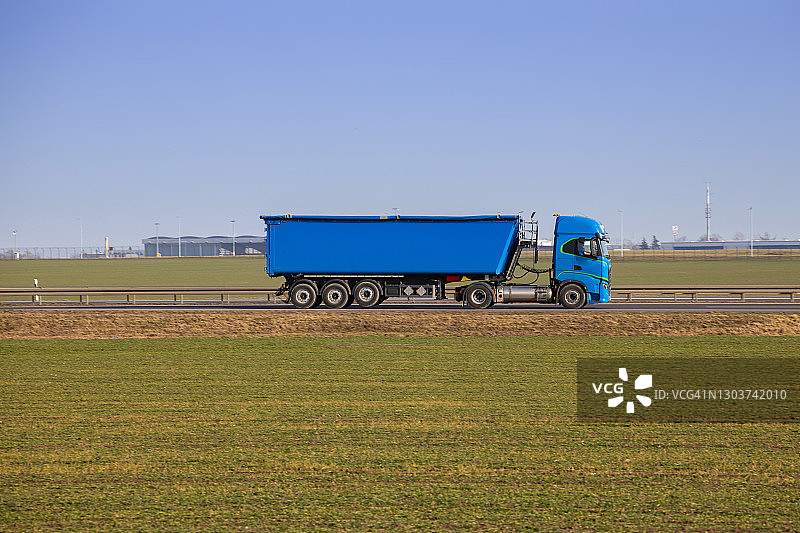 高速公路上的卡车图片素材