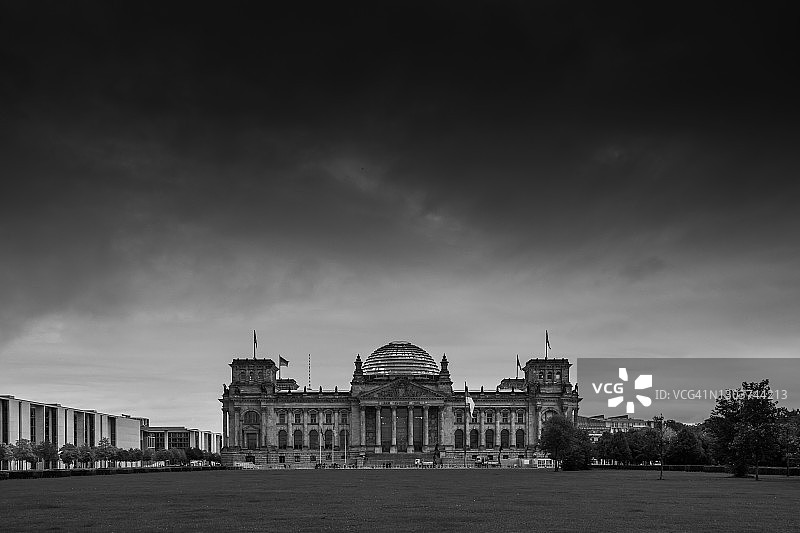 阴暗氛围下的德国联邦议院大厦，柏林图片素材