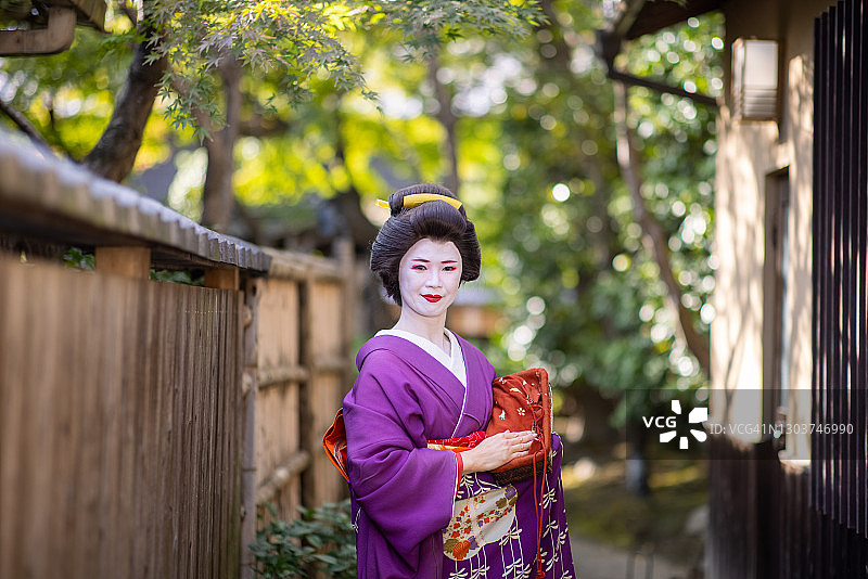 京都祇园走在狭窄小路上的艺伎图片素材