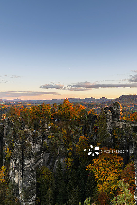 德国萨克森巴斯泰桥厄尔士砂岩山脉日落图片素材