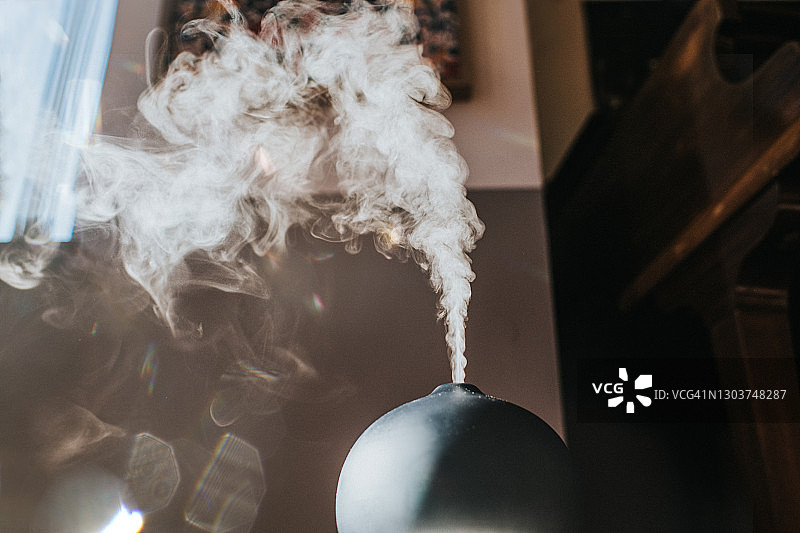 居家香薰机水雾缓缓升腾图片素材