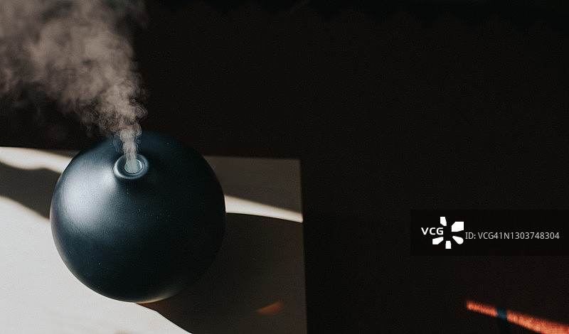 用于芳香疗法的精油扩散器中缓缓升起的浓雾图片素材