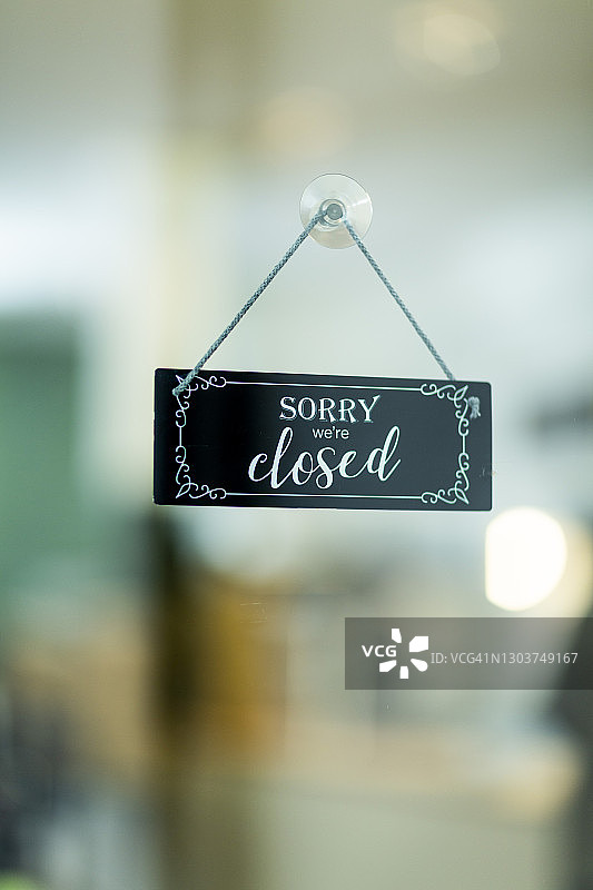 商店关门标志挂在窗户上图片素材