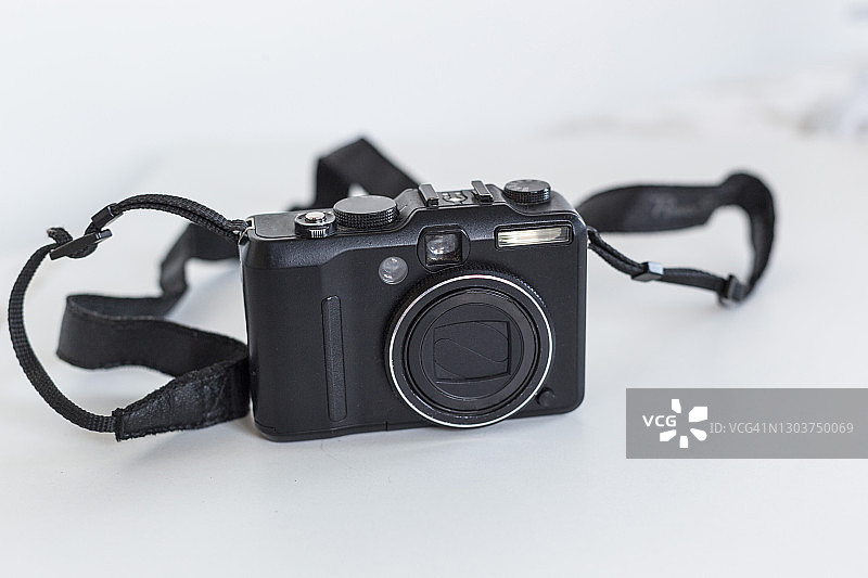 白色背景上的数码相机图片素材
