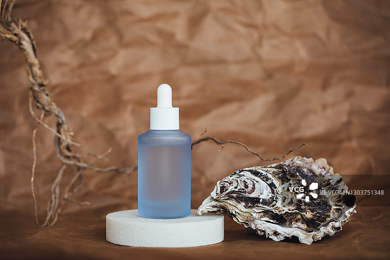 蓝色精油或面部精华图片素材