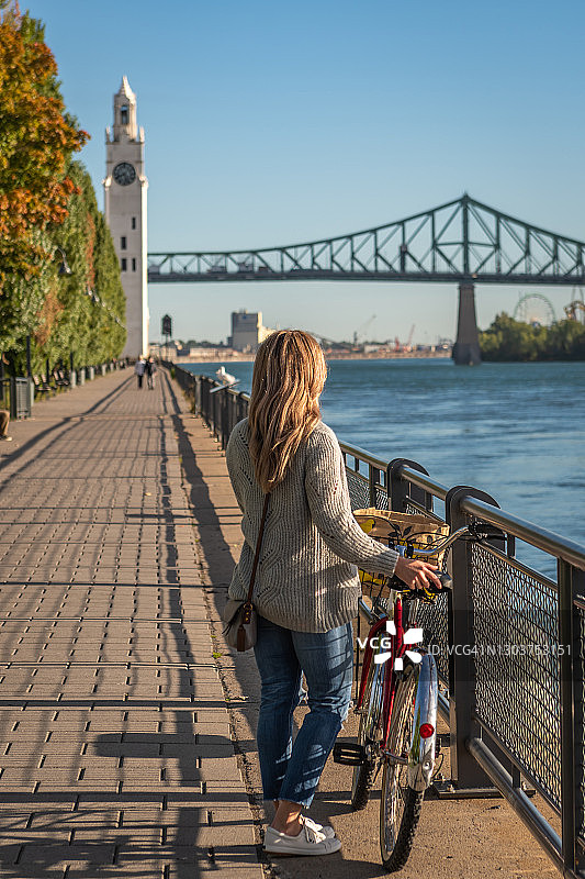 在蒙特利尔骑自行车图片素材