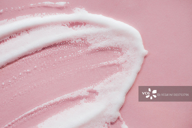 玫瑰背景上的白色泡沫涂抹，美容化妆品banner图片素材