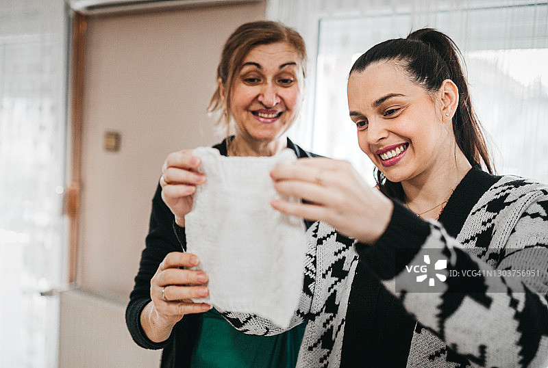 等待我们的小男孩图片素材