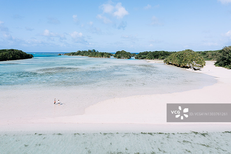冲绳，日本，鸟瞰热带泻湖中的母亲和孩子图片素材