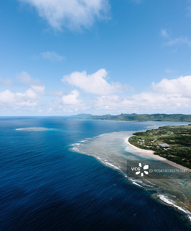 日本石垣岛珊瑚礁和热带海滩鸟瞰图片素材