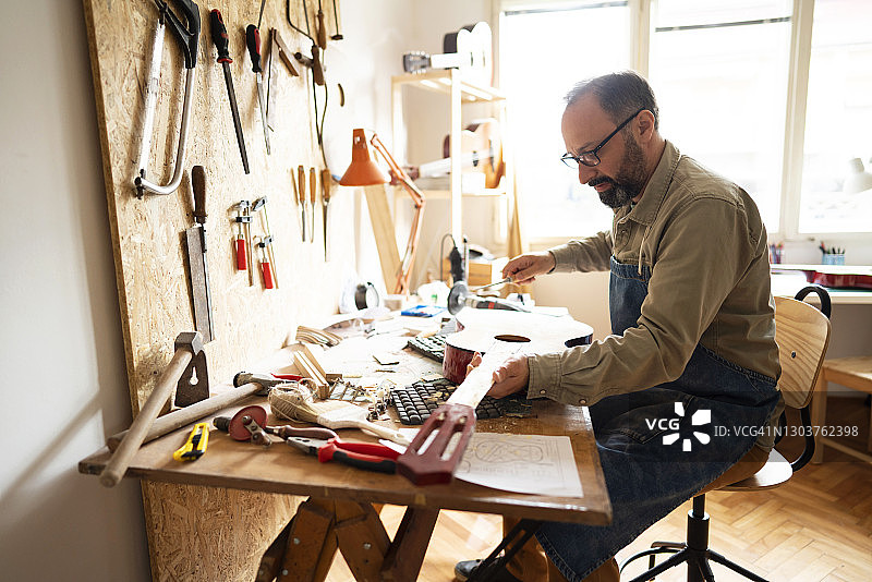 雕刻古典吉他图片素材