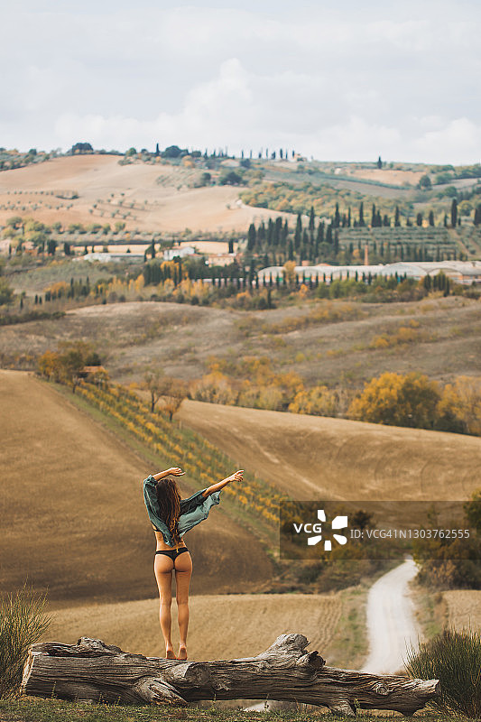 在意大利托斯卡纳旅行并欣赏风景的快乐女人图片素材