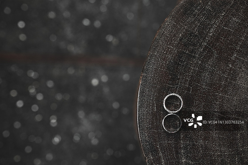 木质表面上的两枚结婚戒指图片素材