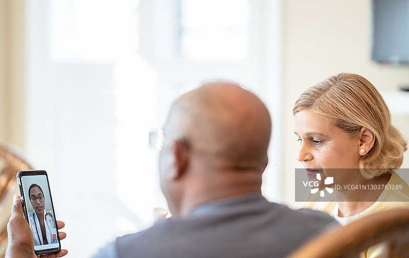 通过视频通话保持健康联系图片素材