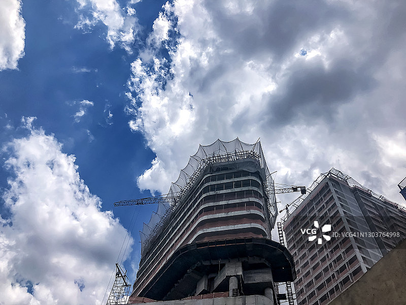 从下往上看，使用起重机的在建建筑图片素材