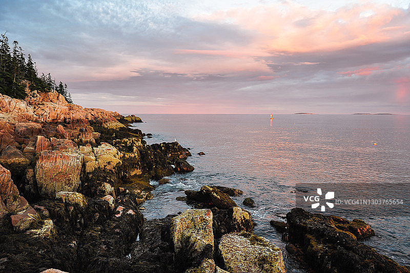 阿卡迪亚国家公园日落时分崎岖的海岸，缅因州，美国图片素材