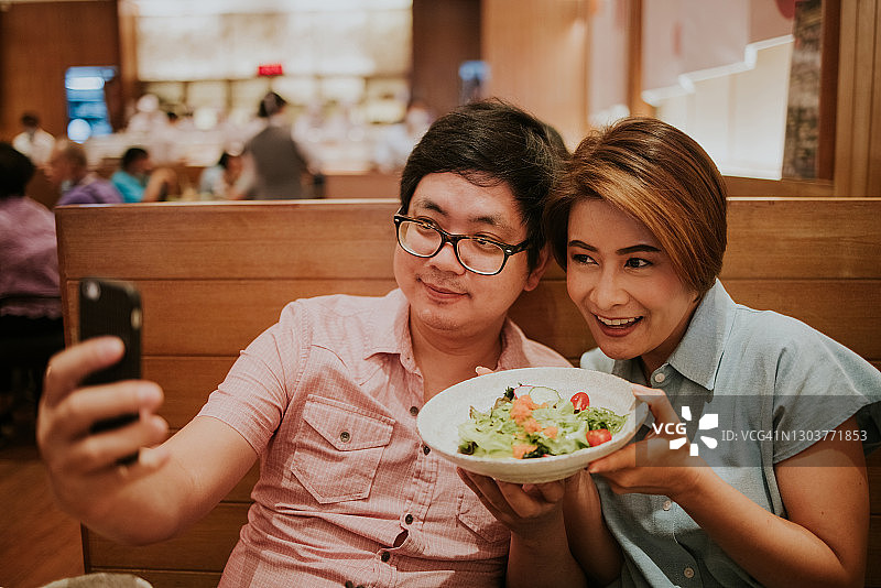 与食物合影-库存照片图片素材