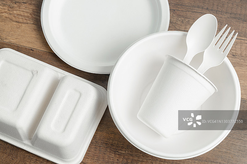 未漂白的植物纤维食品盒和纸咖啡杯图片素材