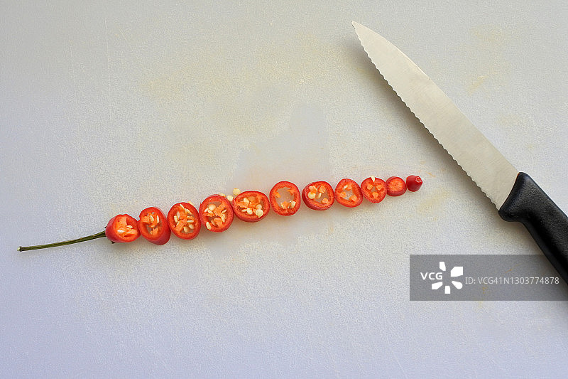 切菜板上的鸟眼辣椒片图片素材