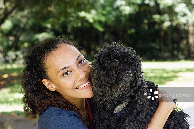 澳大利亚土著兽医学生微笑图片素材