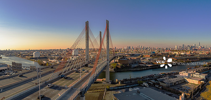 晴朗的早晨，科希丘什科大桥被威廉斯堡工业区环绕，远处是曼哈顿的景色航拍全景图图片素材