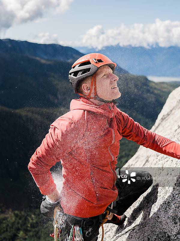攀岩者站在岩壁边，将手伸进粉袋的肖像图片素材