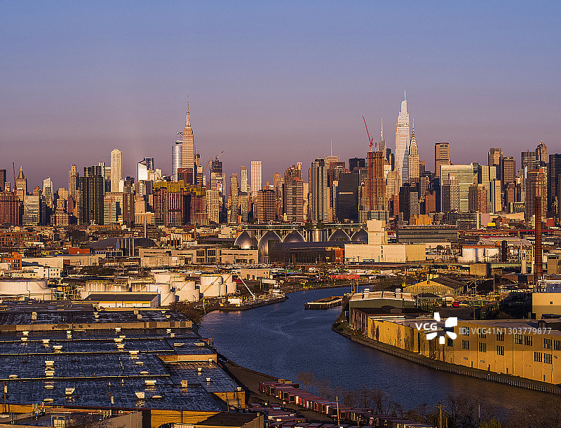 清晨阳光下的纽约布鲁克林威廉斯堡工业区上空的曼哈顿中城鸟瞰图图片素材