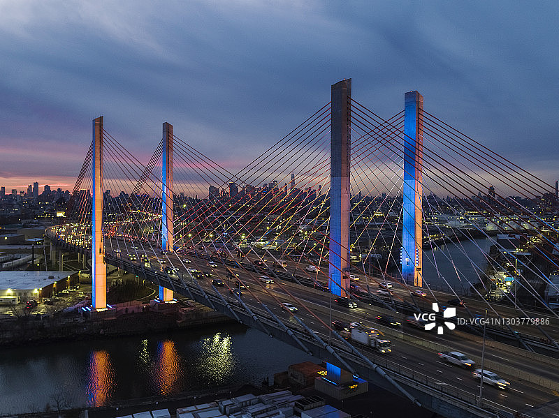 黄昏时分灯火通明的科сцю什科桥鸟瞰图，可遥望曼哈顿和布鲁克林以及威廉斯堡工业区图片素材