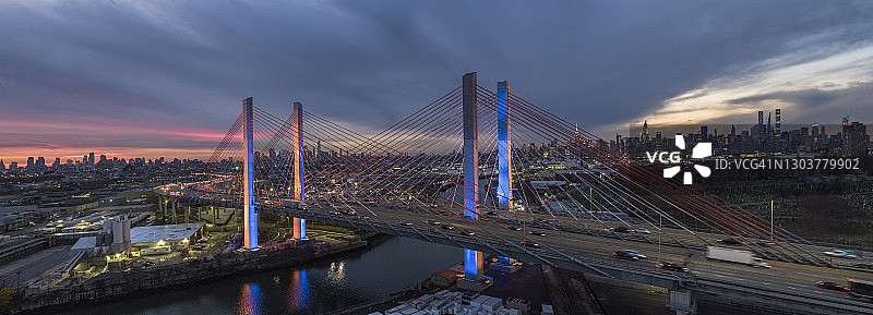 黄昏航拍科希丘什科大桥，远眺曼哈顿图片素材