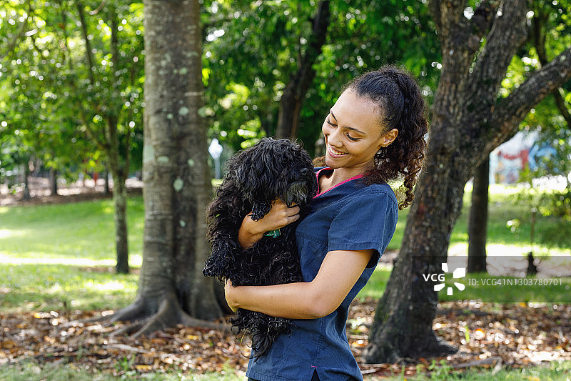 澳大利亚少数民族兽医学生和她的狗图片素材