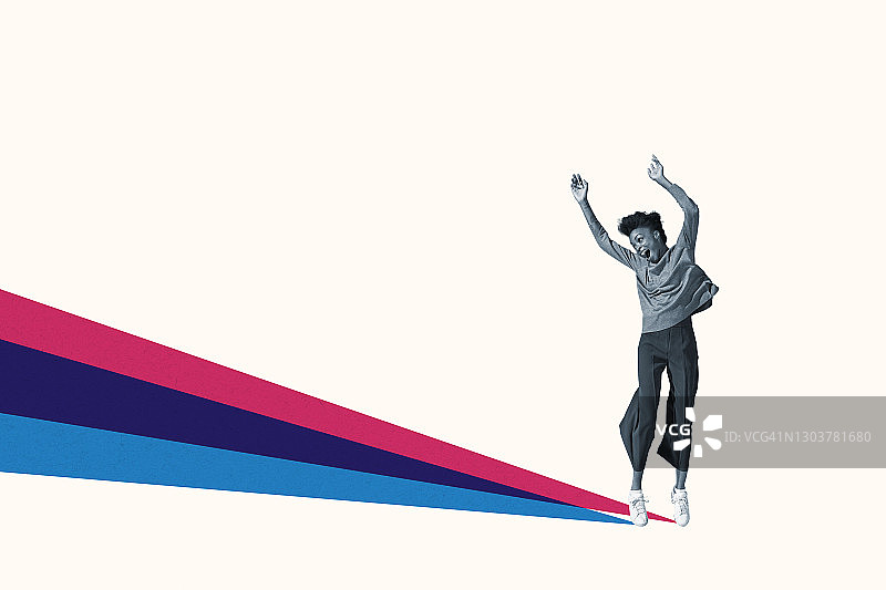 举起双臂跳过小路的快乐女人图片素材