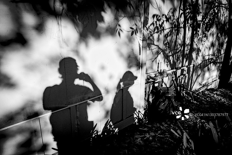 墙上男人和女人的影子图片素材