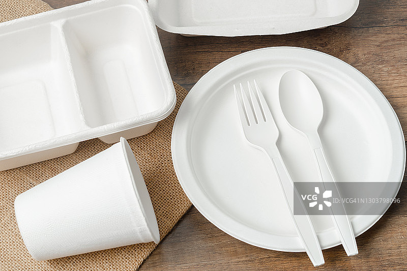未漂白的植物纤维食品盒和纸咖啡杯图片素材