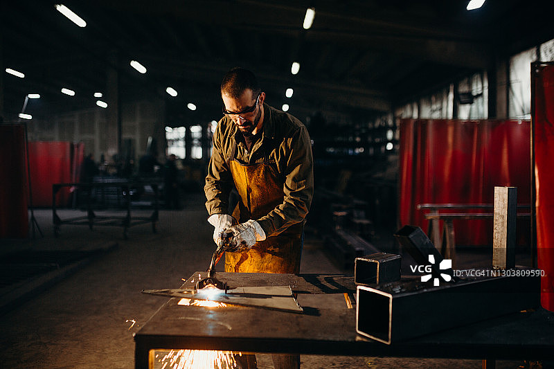 在工厂工作的焊工图片素材