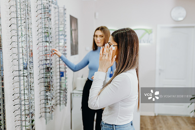 在眼科诊所检查视力的女病人图片素材