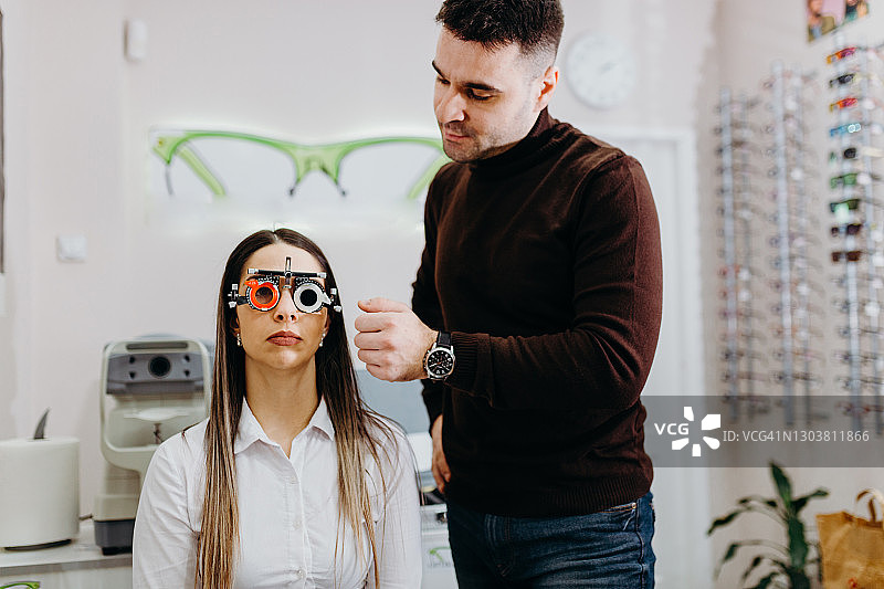 在眼科诊所检查视力的女病人图片素材