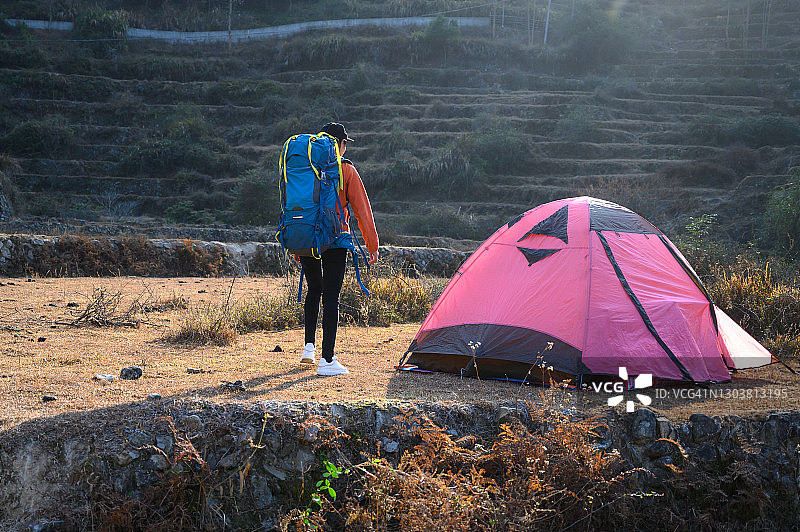 户外背包旅行的早晨图片素材
