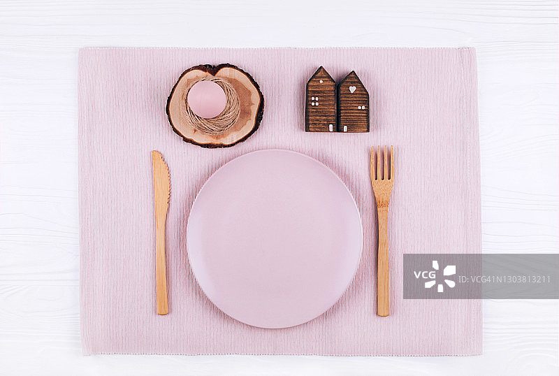 复活节餐桌摆设，鸟蛋和竹制餐具图片素材