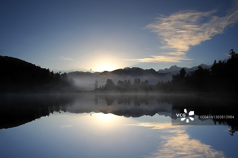 新西兰马修森湖的黎明图片素材