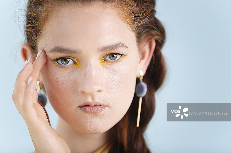 编着辫子的美丽年轻女人图片素材