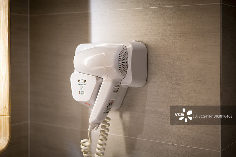 挂在墙上的吹风机图片素材