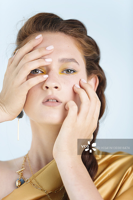 编着辫子的美丽年轻女人图片素材