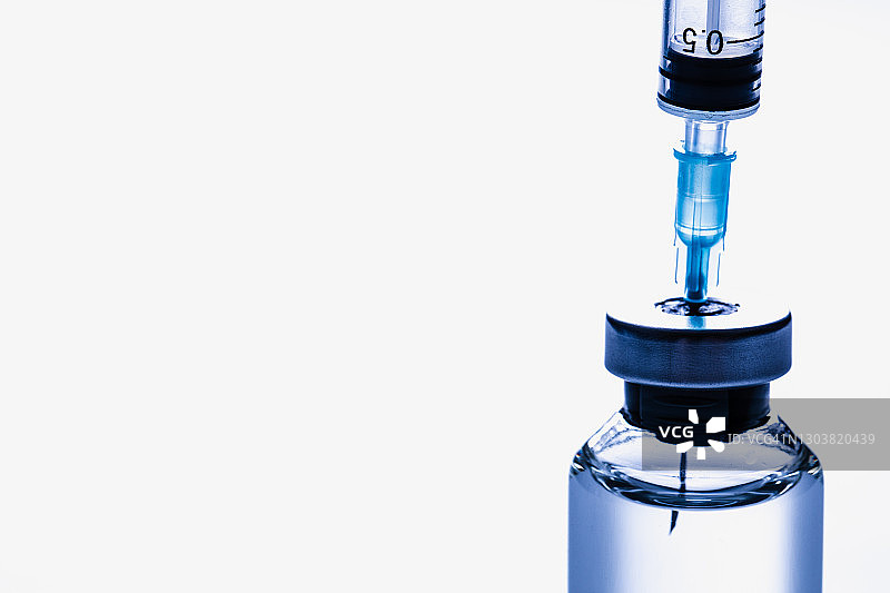 带有注射器的疫苗或药物瓶图片素材