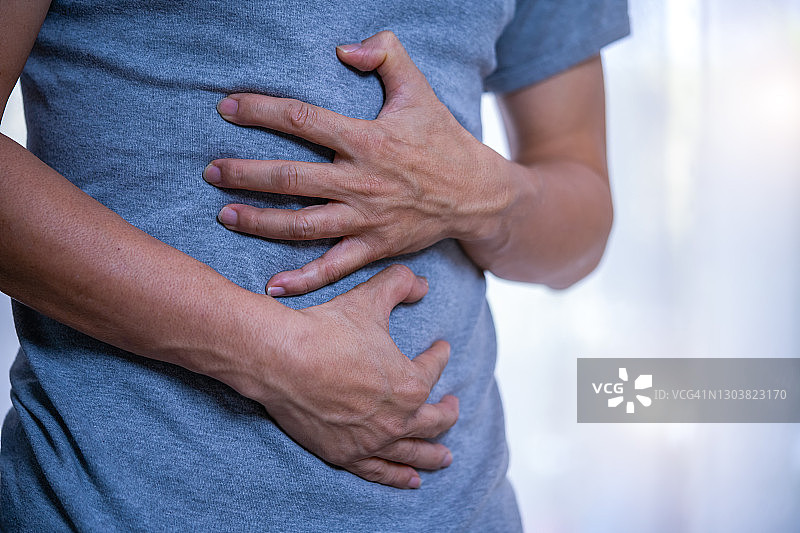 肚子疼的男人图片素材