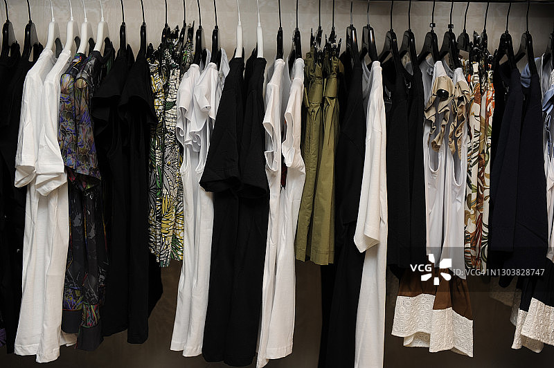 夏季女装悬挂图片素材