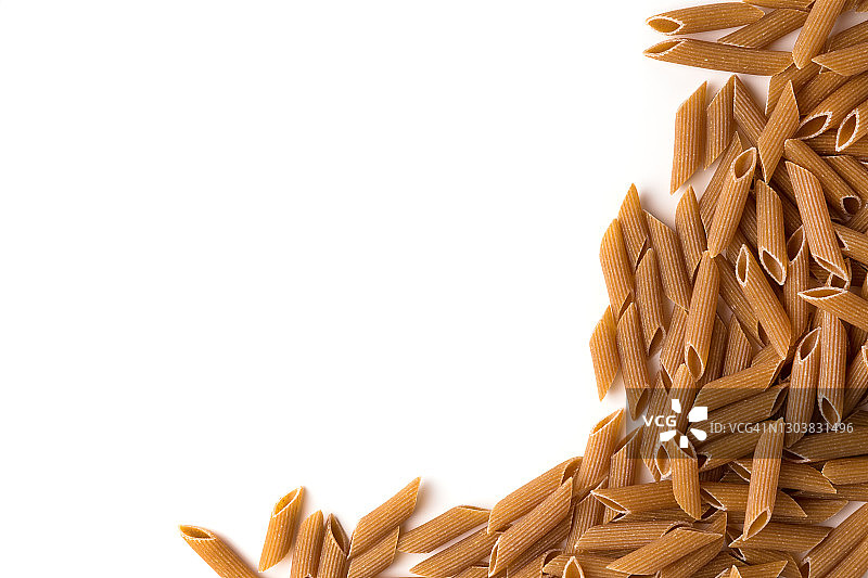 白色背景上的全麦意大利面图片素材